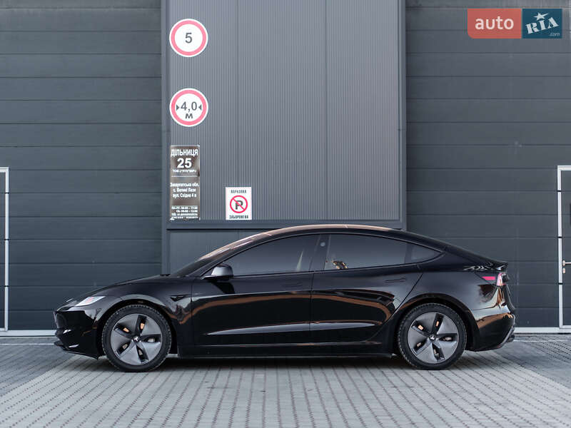 Седан Tesla Model 3 2025 в Ужгороде