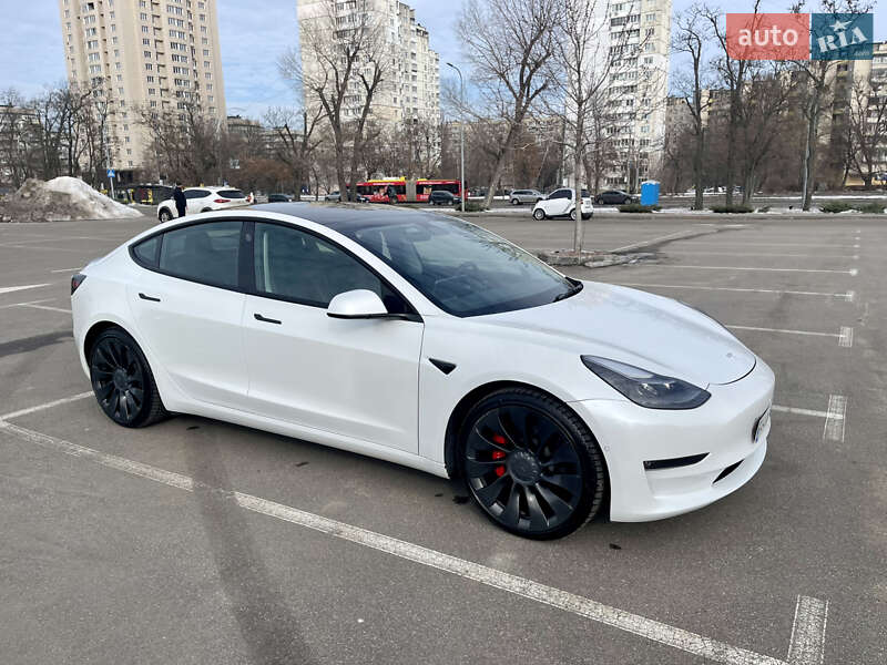 Седан Tesla Model 3 2021 в Киеве