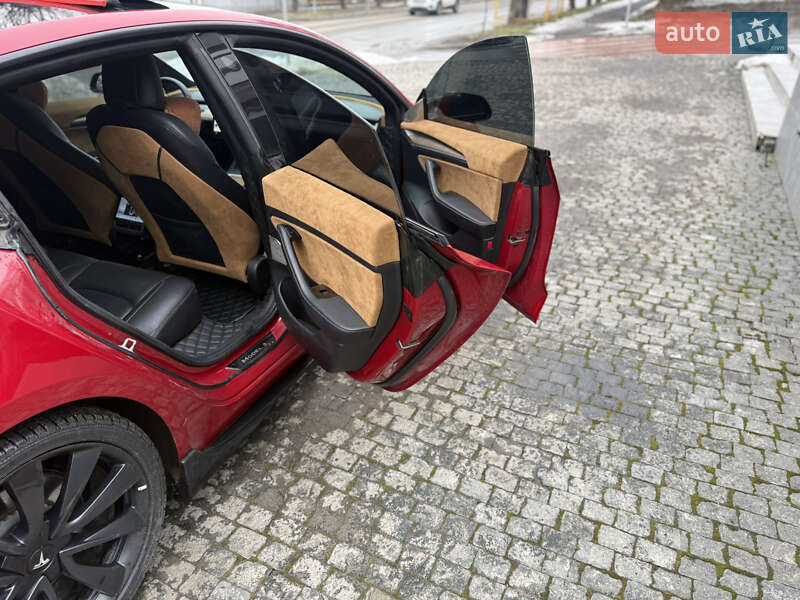 Седан Tesla Model 3 2020 в Чернівцях