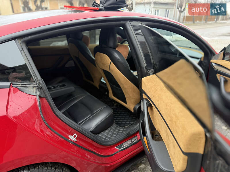 Седан Tesla Model 3 2020 в Чернівцях
