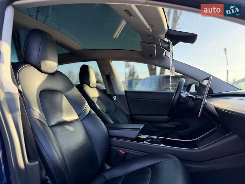 Седан Tesla Model 3 2018 в Львове