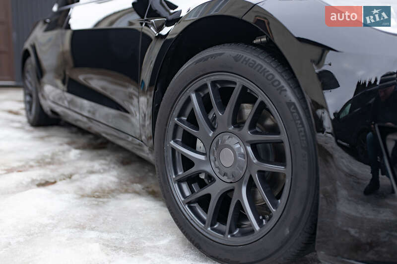 Седан Tesla Model 3 2024 в Самборі