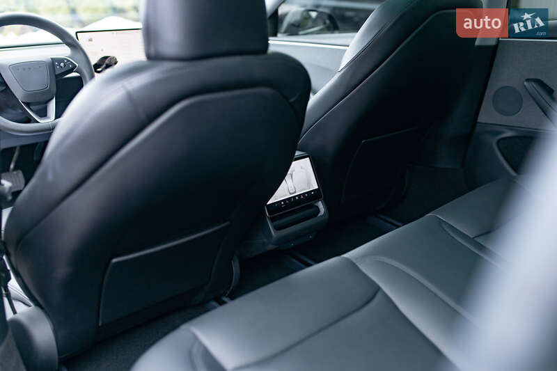 Седан Tesla Model 3 2024 в Самборі