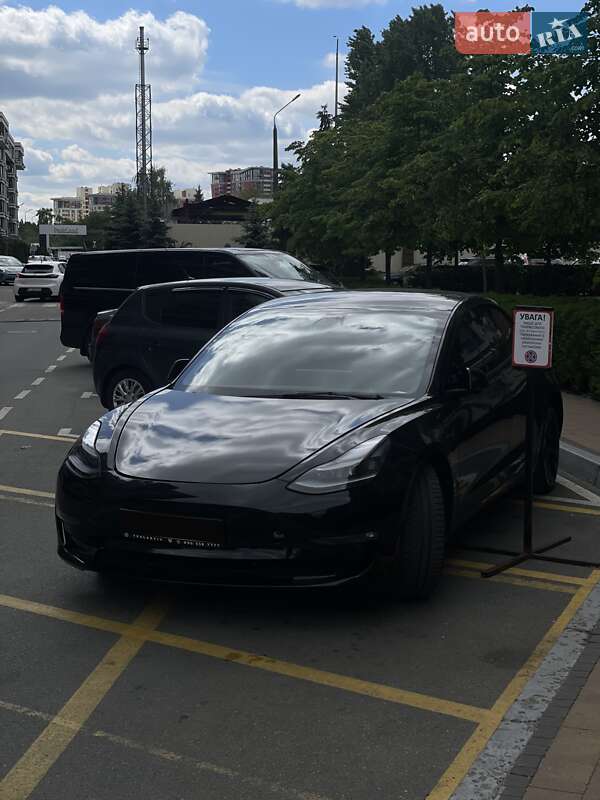 Седан Tesla Model 3 2022 в Киеве
