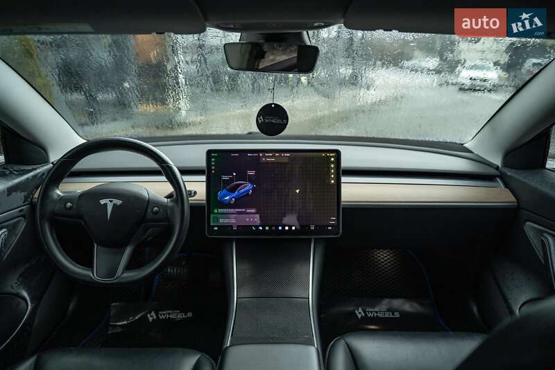 Седан Tesla Model 3 2018 в Черновцах