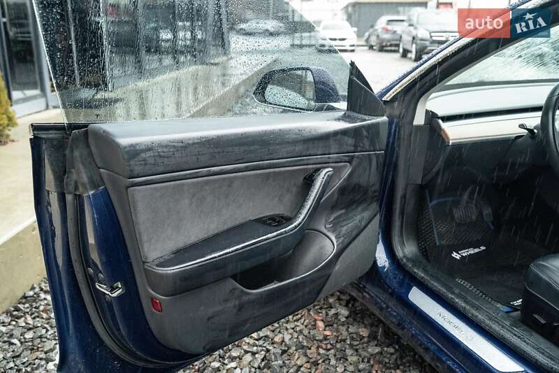Седан Tesla Model 3 2018 в Черновцах