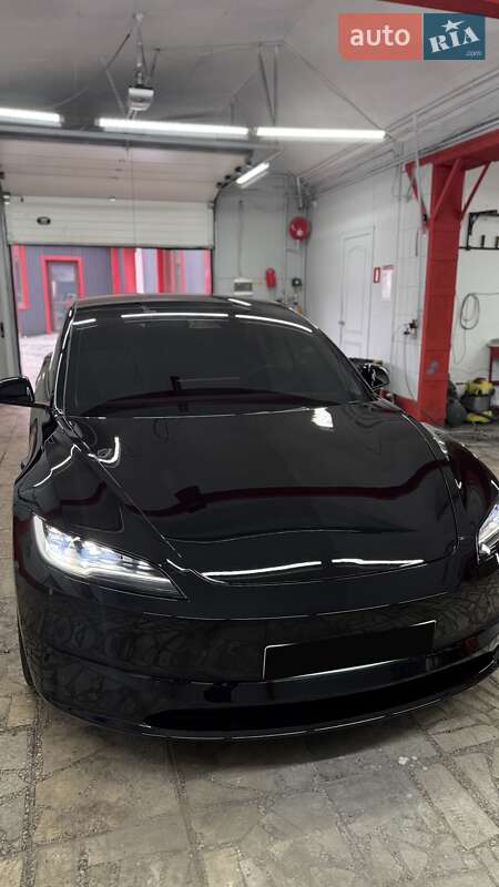 Седан Tesla Model 3 2025 в Киеве