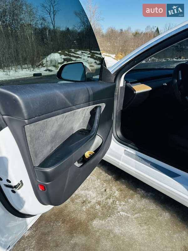 Седан Tesla Model 3 2019 в Киеве