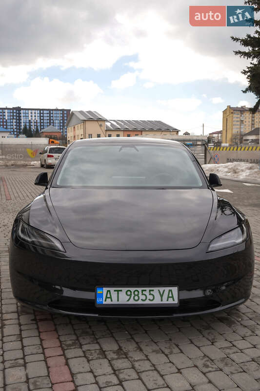 Седан Tesla Model 3 2024 в Івано-Франківську