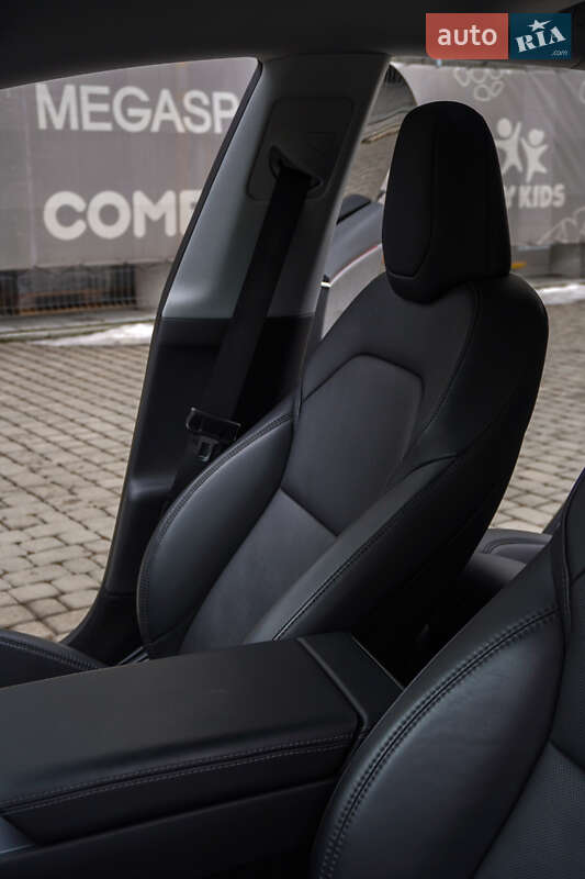 Седан Tesla Model 3 2024 в Івано-Франківську