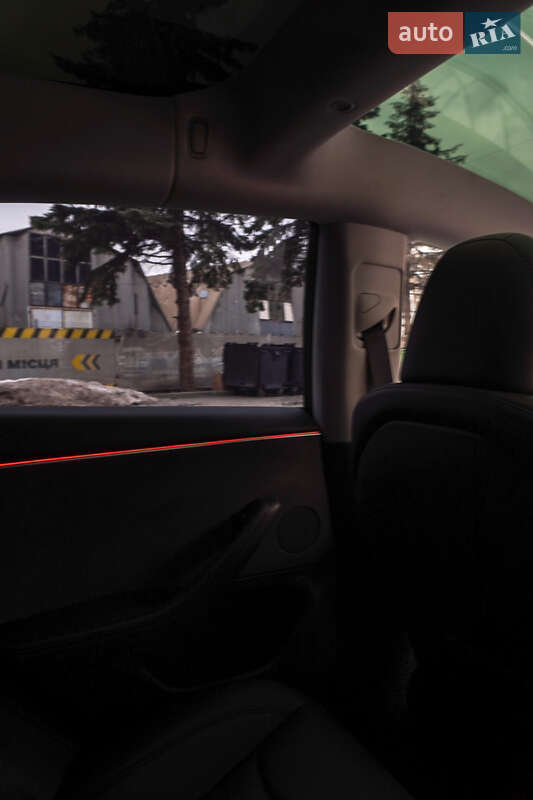 Седан Tesla Model 3 2024 в Івано-Франківську