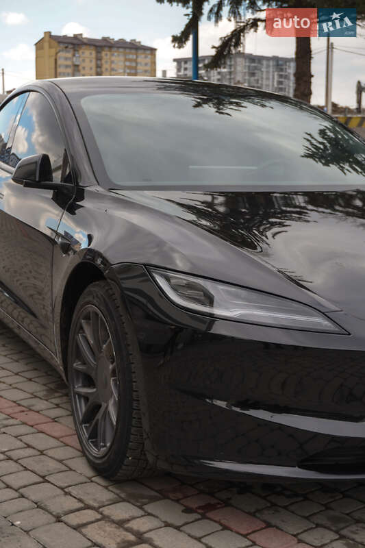 Седан Tesla Model 3 2024 в Івано-Франківську