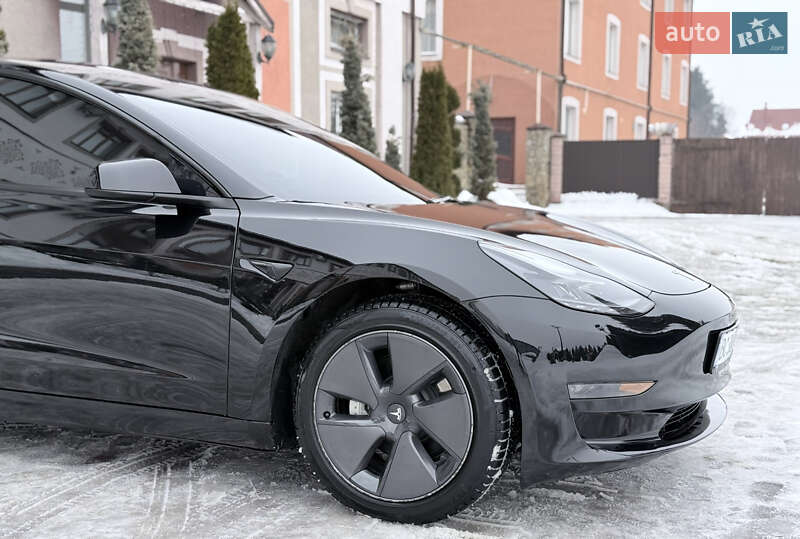 Седан Tesla Model 3 2023 в Стрию