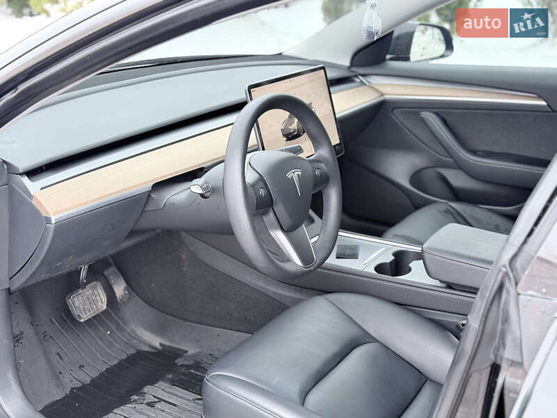 Седан Tesla Model 3 2023 в Стрию