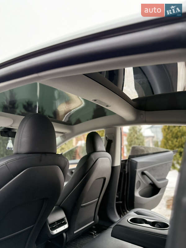 Седан Tesla Model 3 2023 в Стрию