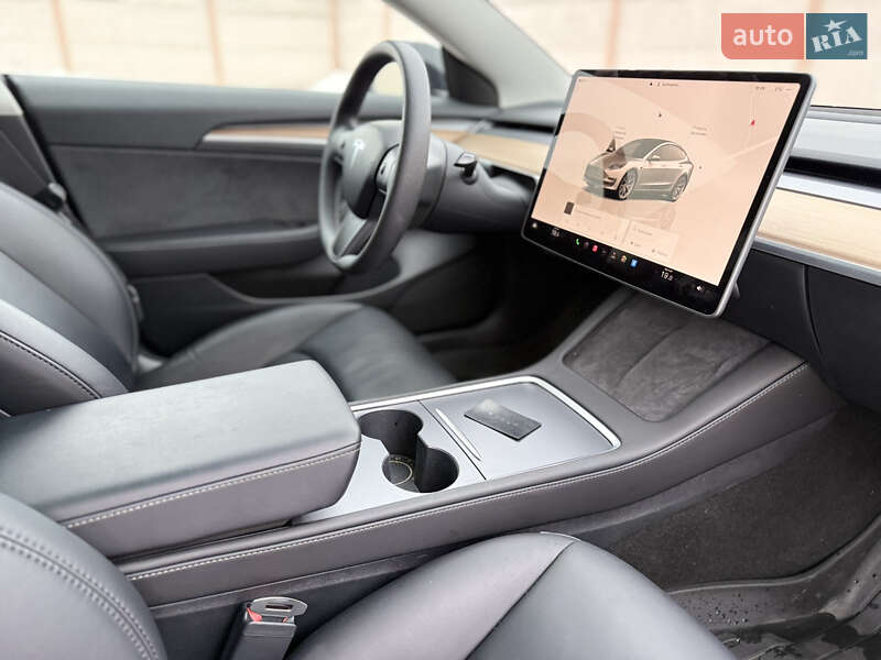 Седан Tesla Model 3 2023 в Стрию