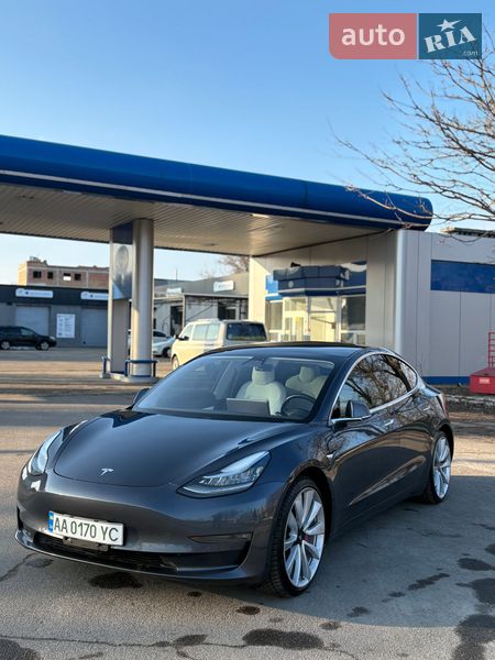 Седан Tesla Model 3 2018 в Черкасах