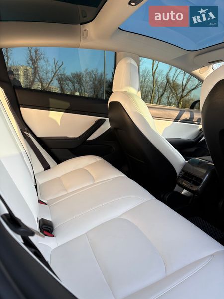 Седан Tesla Model 3 2018 в Черкасах