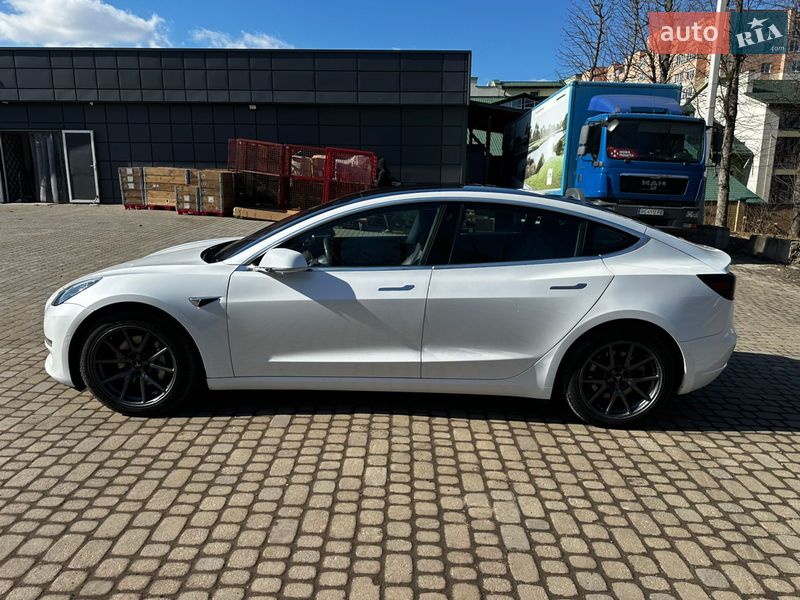 Седан Tesla Model 3 2019 в Львове