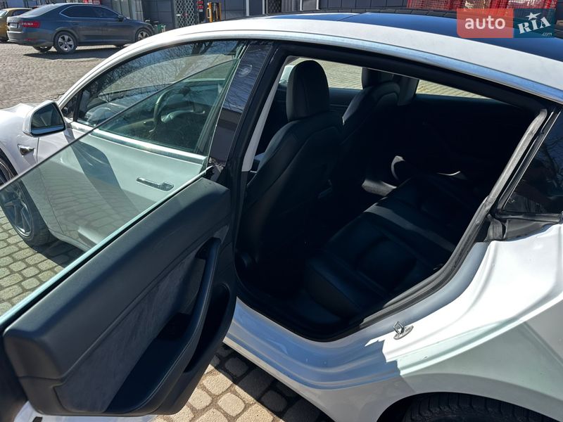 Седан Tesla Model 3 2019 в Львове