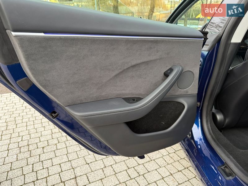 Седан Tesla Model 3 2024 в Львові