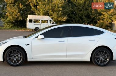 Седан Tesla Model 3 2020 в Ровно