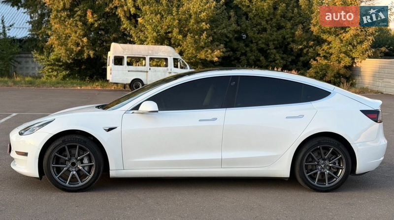 Седан Tesla Model 3 2020 в Ровно