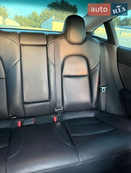 Седан Tesla Model 3 2020 в Ровно
