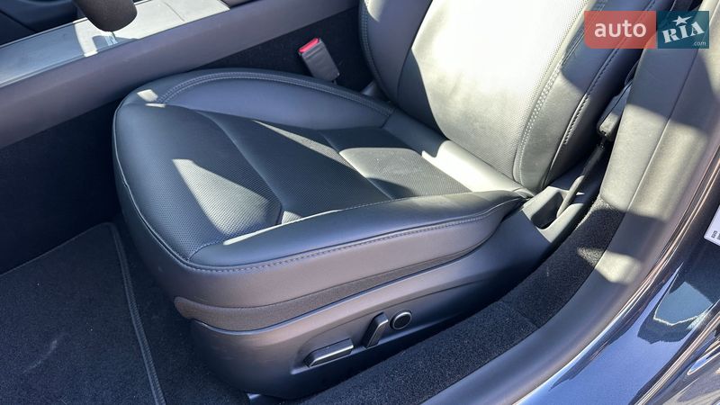 Седан Tesla Model 3 2025 в Тульчине