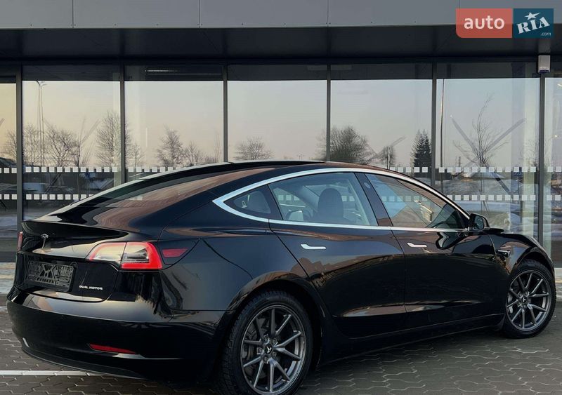 Седан Tesla Model 3 2019 в Ровно