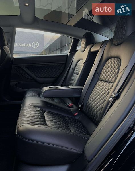 Седан Tesla Model 3 2019 в Ровно