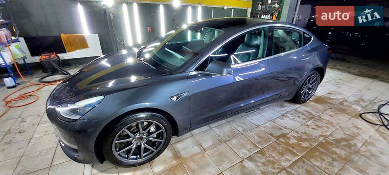 Седан Tesla Model 3 2018 в Львове