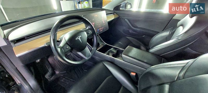 Седан Tesla Model 3 2018 в Львові