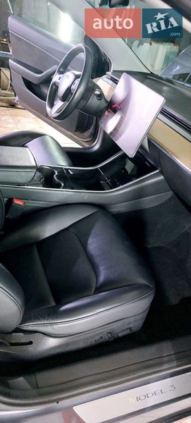 Седан Tesla Model 3 2018 в Львові