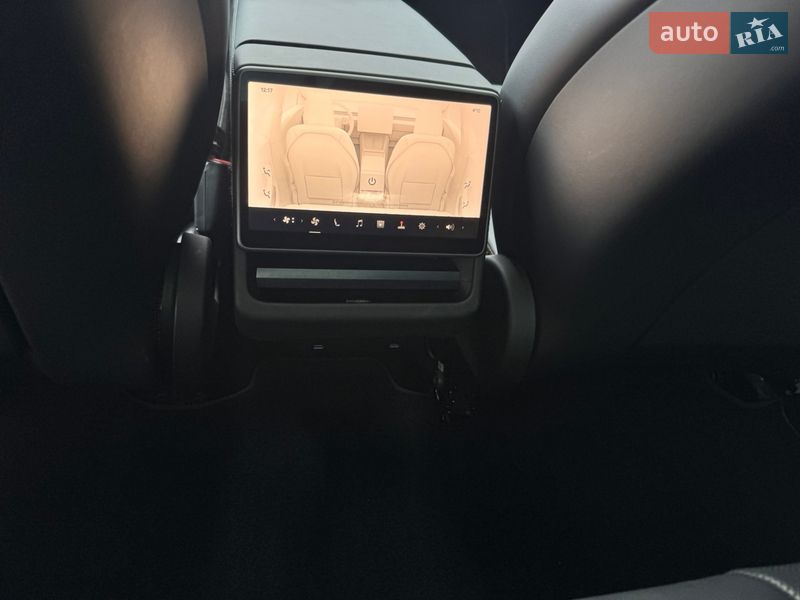 Седан Tesla Model 3 2024 в Черкассах