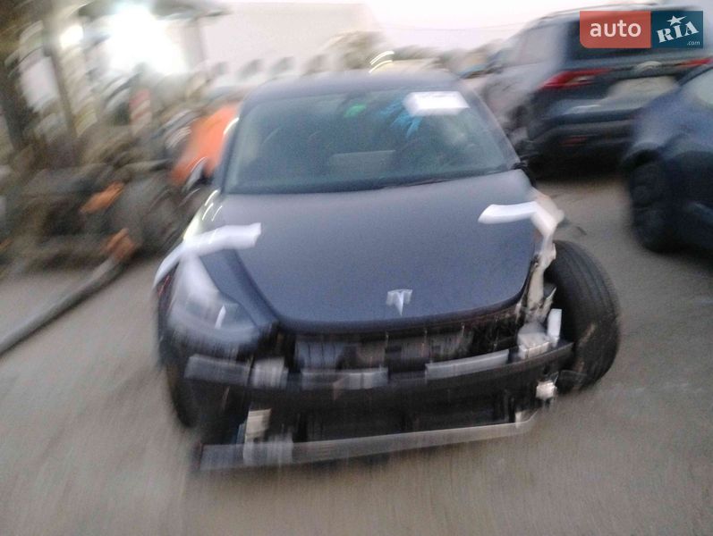 Седан Tesla Model 3 2023 в Львове