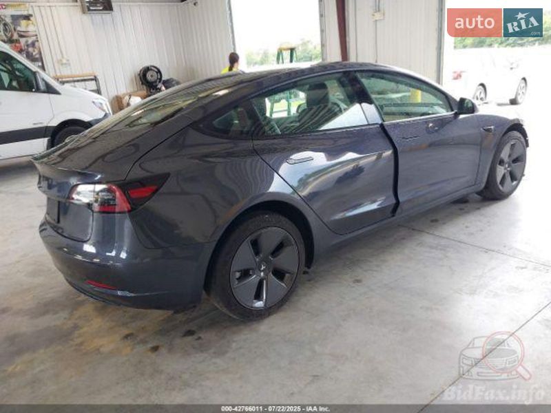 Седан Tesla Model 3 2023 в Львове