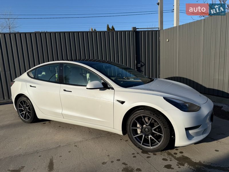 Седан Tesla Model 3 2021 в Киеве