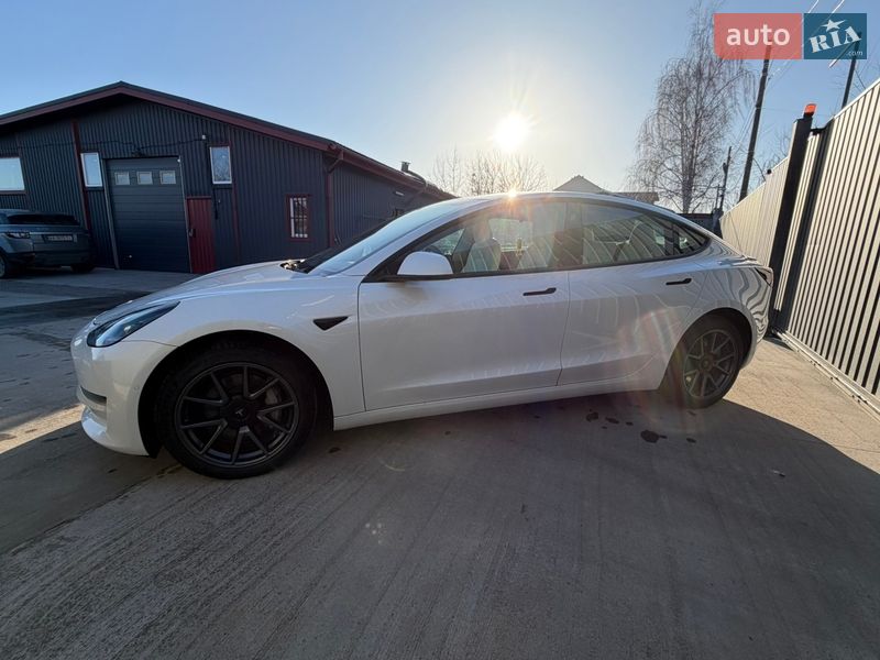 Седан Tesla Model 3 2021 в Киеве
