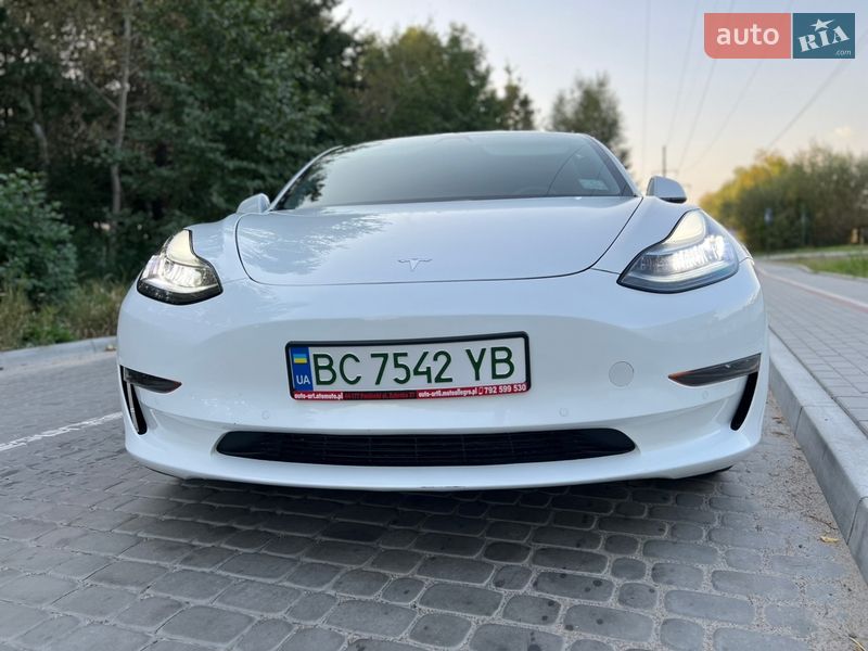 Седан Tesla Model 3 2020 в Новояворовске