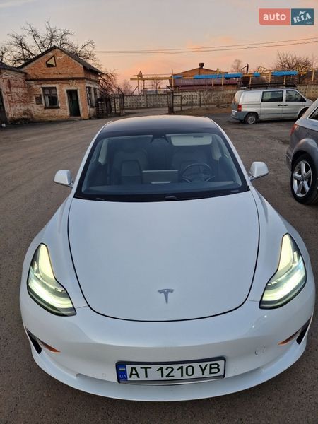 Седан Tesla Model 3 2020 в Долине