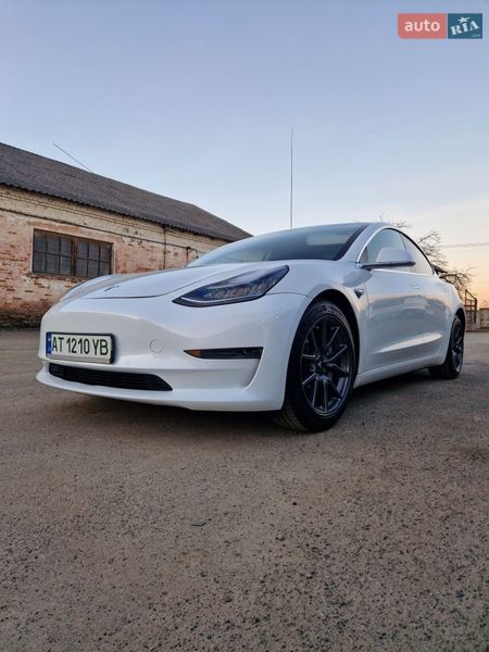 Седан Tesla Model 3 2020 в Долине
