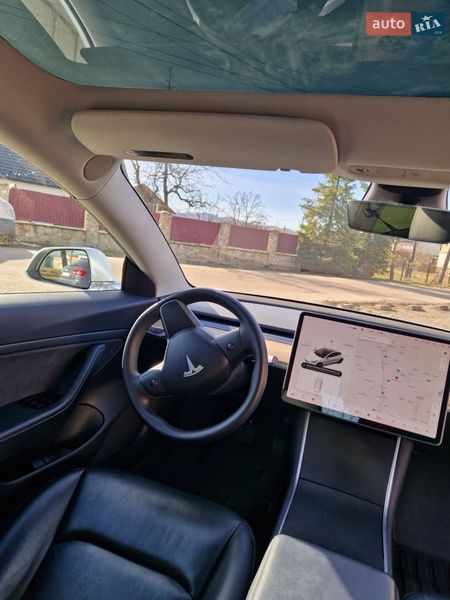 Седан Tesla Model 3 2020 в Долине