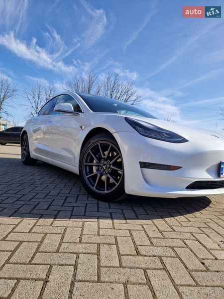 Седан Tesla Model 3 2020 в Долине