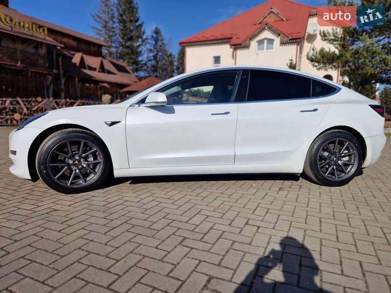 Седан Tesla Model 3 2020 в Долине