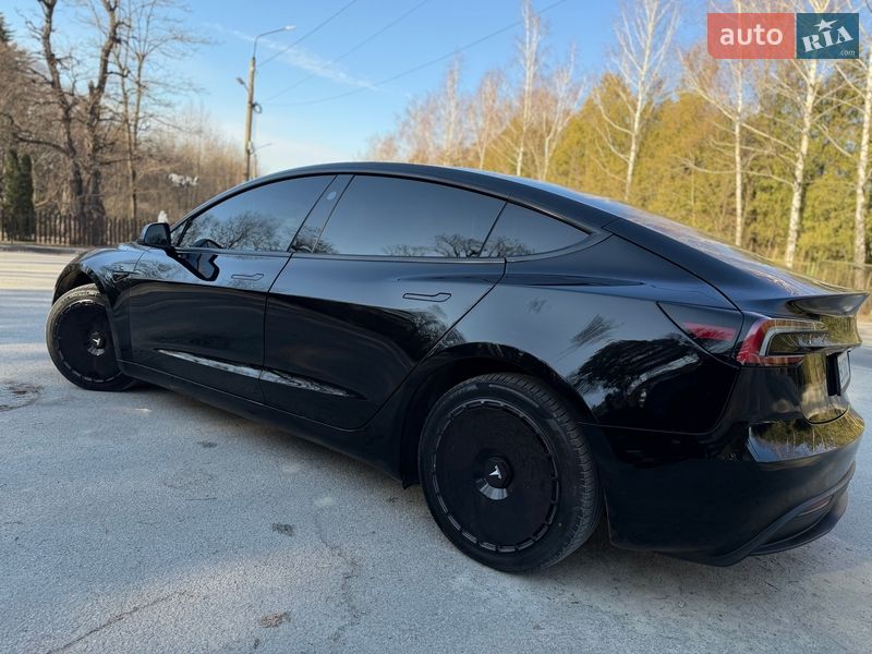 Седан Tesla Model 3 2025 в Трускавці