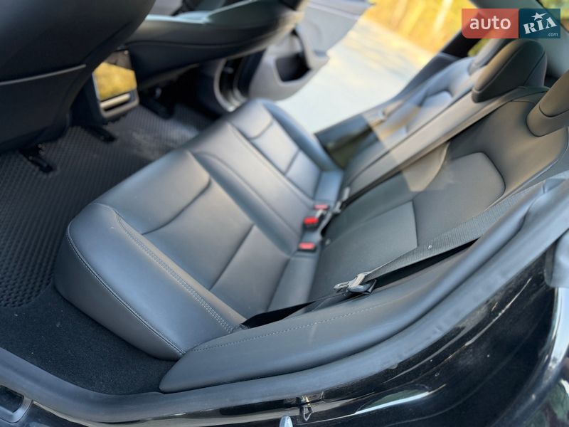 Седан Tesla Model 3 2025 в Трускавці