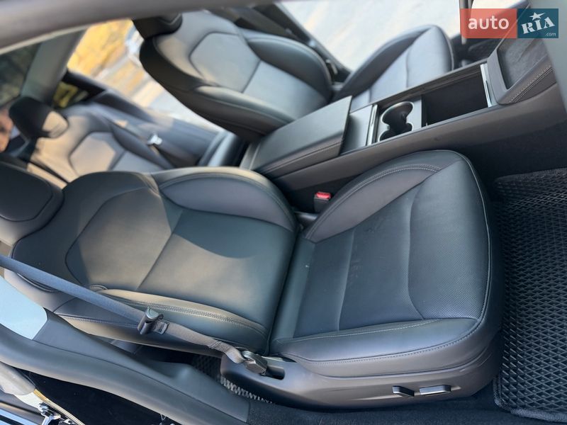 Седан Tesla Model 3 2025 в Трускавці