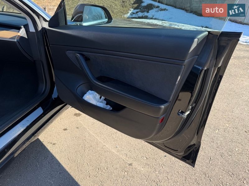 Седан Tesla Model 3 2018 в Ровно