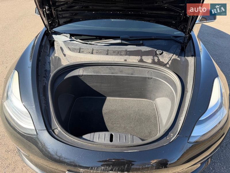 Седан Tesla Model 3 2018 в Ровно